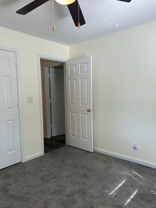 Building Photo - 4320 Roundtable Ct