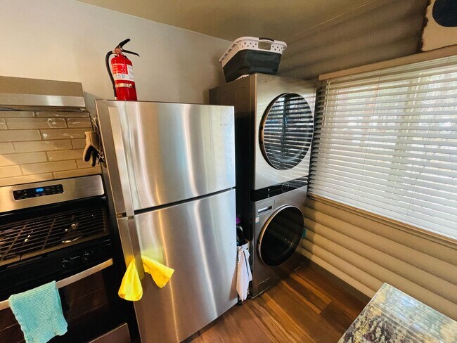 Building Photo - Fully Furnished 1 bed 1 bath unit availabl...