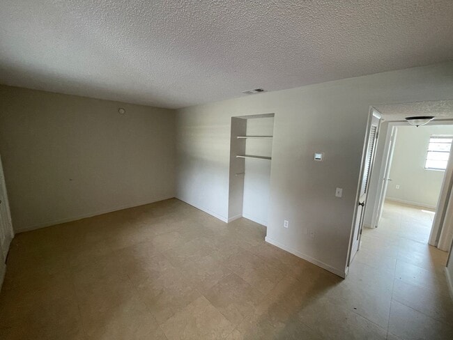 Building Photo - 2/1 in New Port Richey