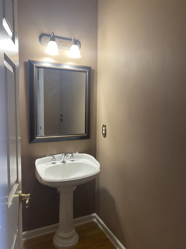 Building Photo - 104 Alexandria Blvd