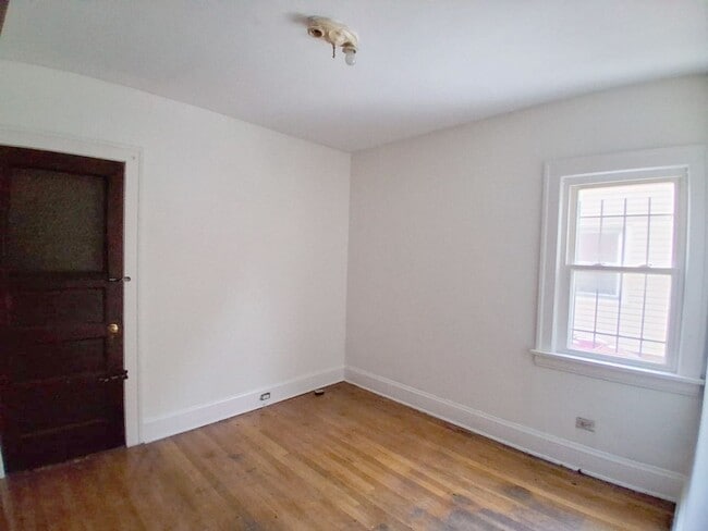 Building Photo - 4 BED, 1 BATH BEAUTIFUL SINGLE-FAMILY HOME IN CLEVELAND!