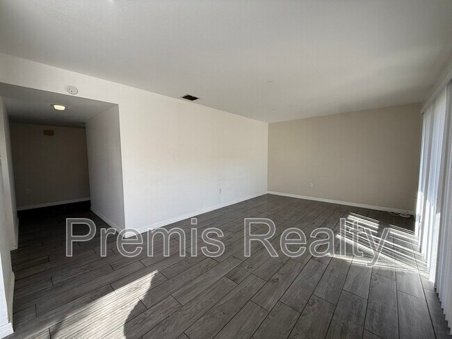 Building Photo - 1575 Greenlea Dr