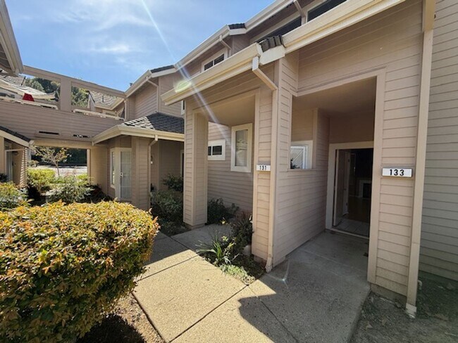 Building Photo - 2-Bedroom, 2-Bathroom Ground Level Condo in Hercules