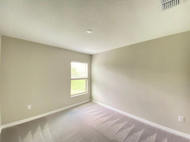 Building Photo - Great SW location 4/2/2 **WON'T LAST**