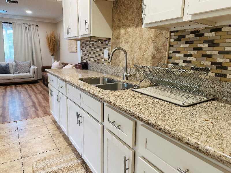 Building Photo - 1647 N Lake Ave