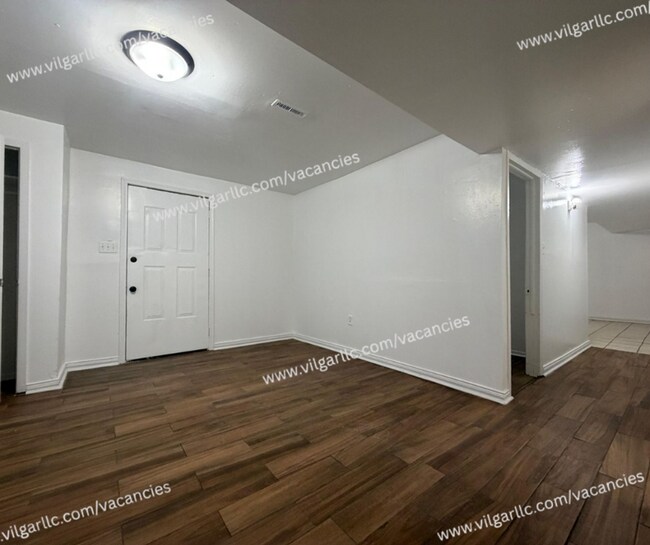 Building Photo - 700 E 20th Ave