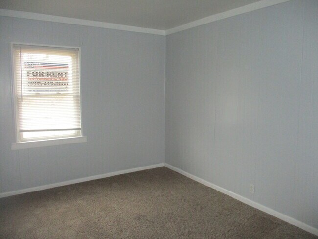 Building Photo - COMING SOON!  Updated 4 Bed 1.5 Bath Middl...