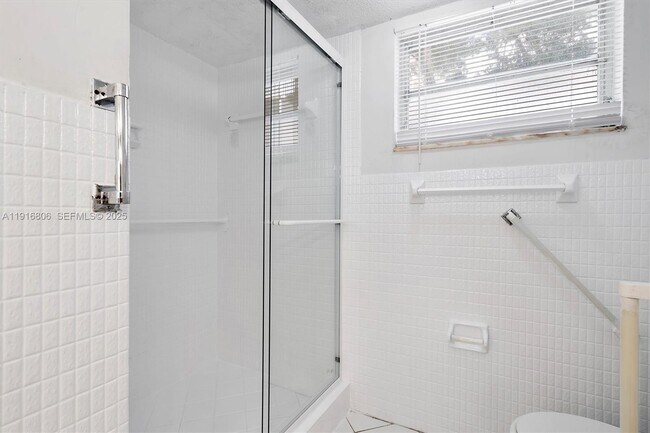 Building Photo - 1700 NE 191st St