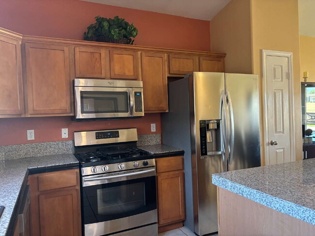 Building Photo - 2 Bedrooms / 2 Bathrooms Condo for Ren,  F...