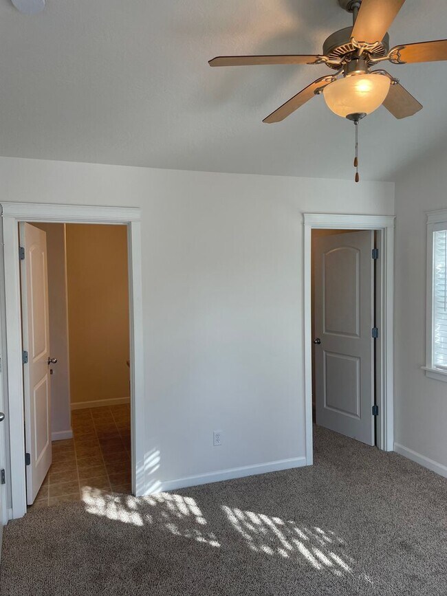 Building Photo - 2 bed 2 bath + Bonus Room Duplex in Northeast Salem!