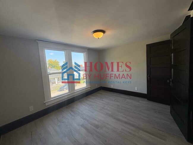 Building Photo - Five Bedroom House | 2 Full Bath | Move In...