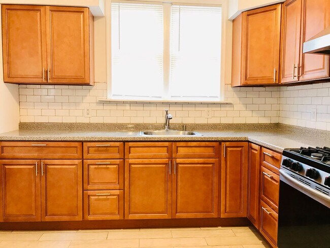 Building Photo - Gorgeous 3-Bedroom Townhome in Lawncrest! Available NOW!