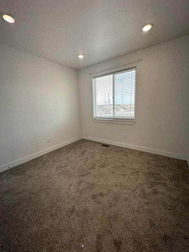 Building Photo - $500 OFF FIRST MONTHS RENT IF A LEASE IS S...