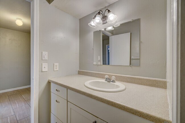 Building Photo - 4 bed 1.5 bath duplex in Midwest City