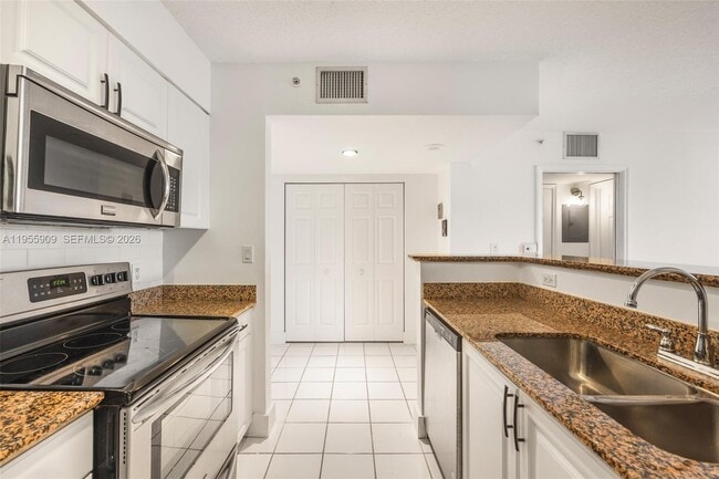 Building Photo - 1155 Brickell Bay Dr