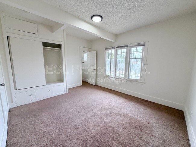 Building Photo - 860 W 56th St