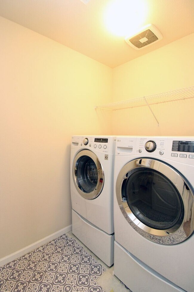 Building Photo - 3 Bedroom Luxury Townhouse in Beautiful Happy Valley