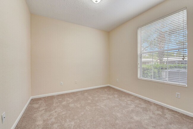 Building Photo - Beautifully Maintained 3-Bedroom, 2-Bathro...