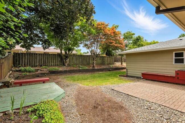Building Photo - Refreshed 3 Bedroom Ranch In NE Portland