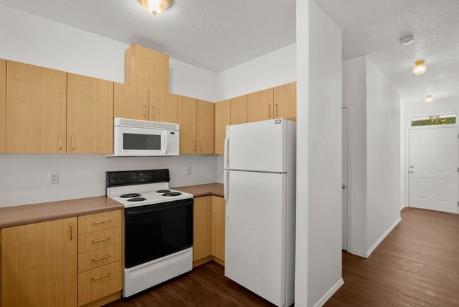 Building Photo - Recently updated 3 bedroom, 2.5 bath Townhouse in Beaverton