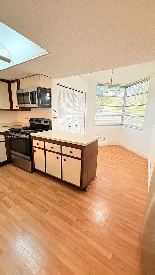 Building Photo - 1811 Sabal Palm Dr