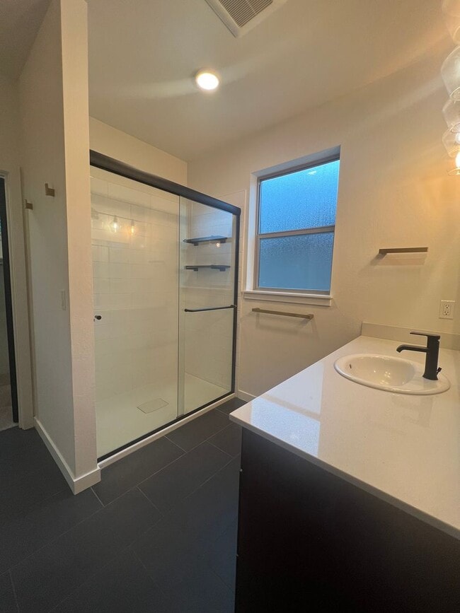 Building Photo - Contemporary 3/2.5 Talent home in Central Location | Available Now