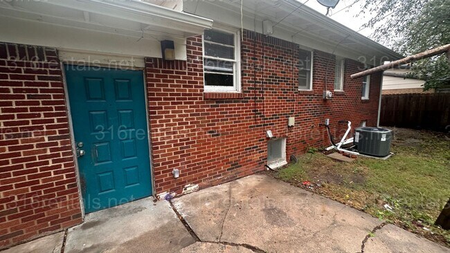 Building Photo - $1250 - 3 bed 1 bath with basement - Singl...