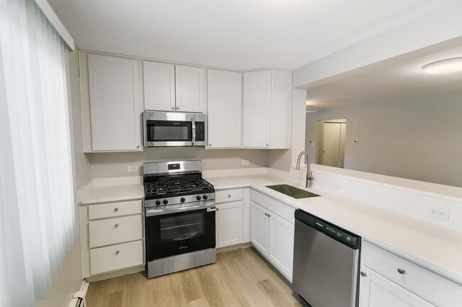 Building Photo - 705 S Milwaukee Ave