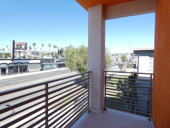 Building Photo - 1626 S La Brea Ave