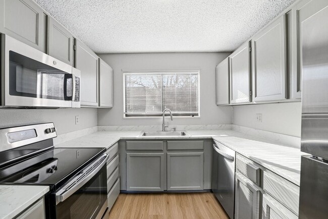 Building Photo - Updated 2 bed / 1 bath home in Lakewood!