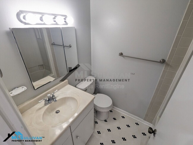 Building Photo - 4100 Five Oaks Dr