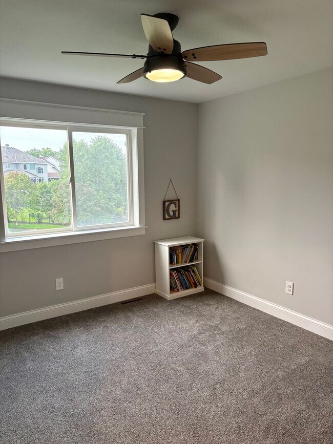 Building Photo - Large Lakeville Home for Lease