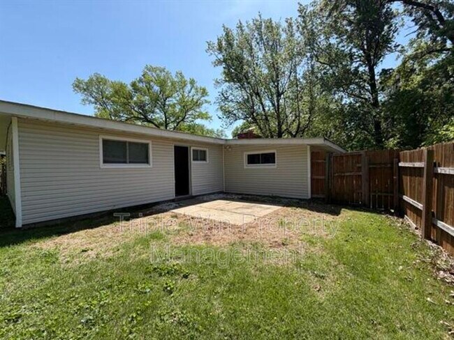 Building Photo - 765 Bobbins Ln