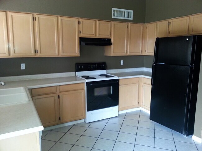 Building Photo - "Charming 4-Bed Oasis in Chandler with 2 Full Baths and Spacious 1,384 Sq Ft Layout!"