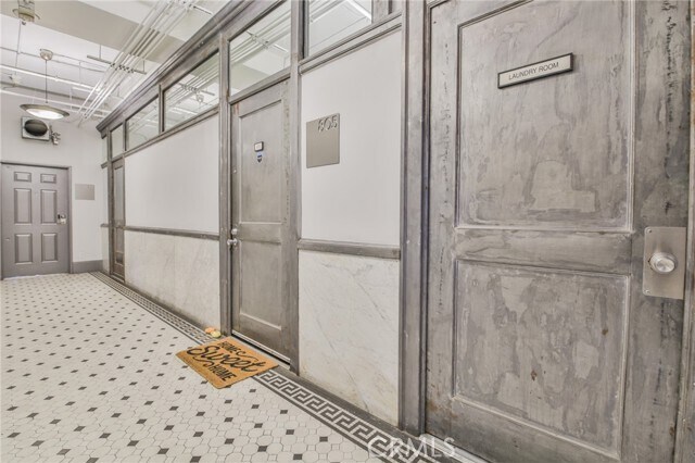 Building Photo - 108 W 2nd St