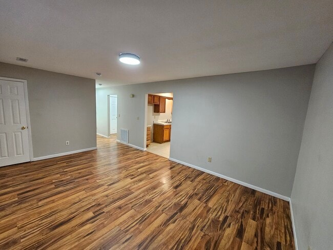 Building Photo - HOUSE FOR RENT _ 3 bed, 2 car garage, 1 st...