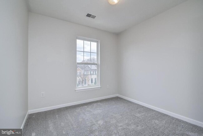 Building Photo - 1432 Pangbourne Way