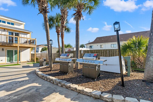 Building Photo - 8115 Thomas Dr