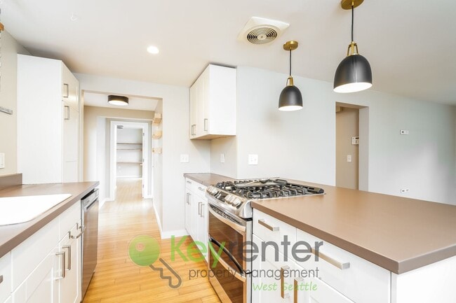Building Photo - Inviting 3bed Seattle Home with Garage, Yard, and Parking!