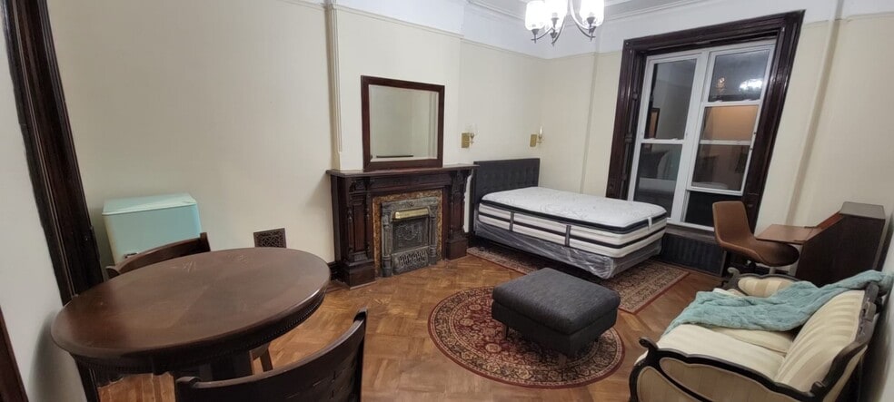 Spacious architectural gem - 198 Hancock St