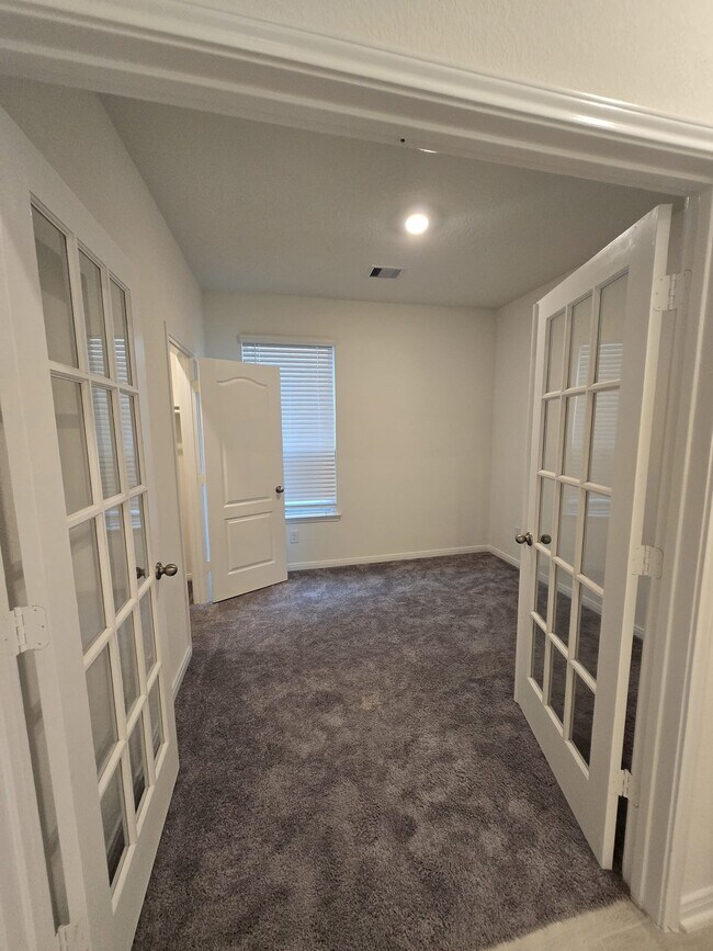 Building Photo - 25223 Sierra Mnr Ct