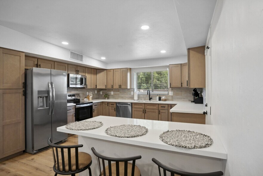 Building Photo - 4909 E Bermuda St