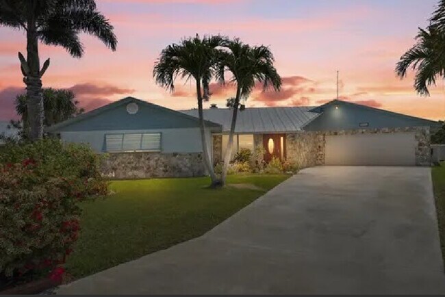 Building Photo - 1360 SW Albatross Way