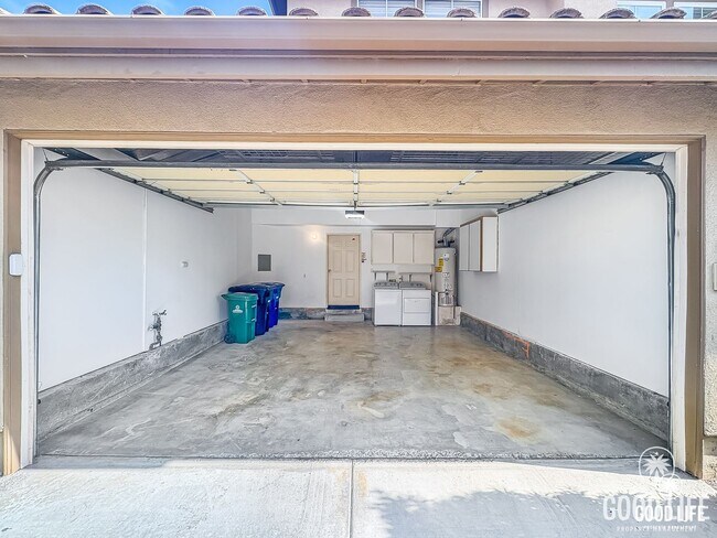 Building Photo - Modern Living with Clean Amenities