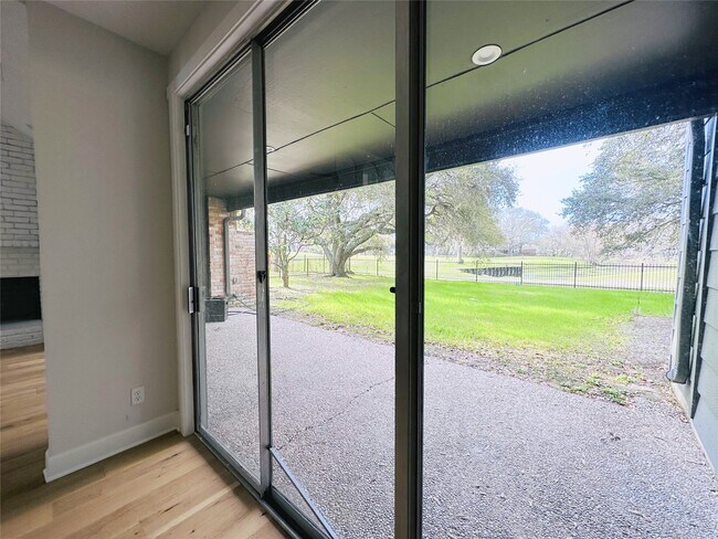 Building Photo - 3202 La Quinta Dr