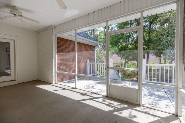 Building Photo - 212 North Cir