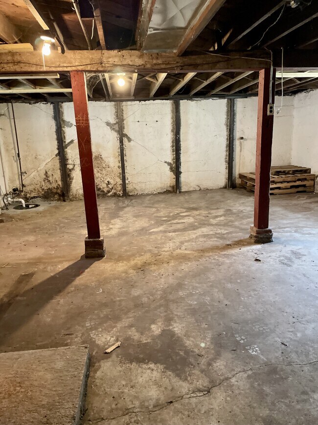 Building Photo - 230 W 73rd Terrace