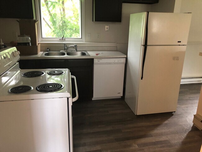 Building Photo - 3 Bedroom, 1 Bathroom Unit in Duplex for Rent