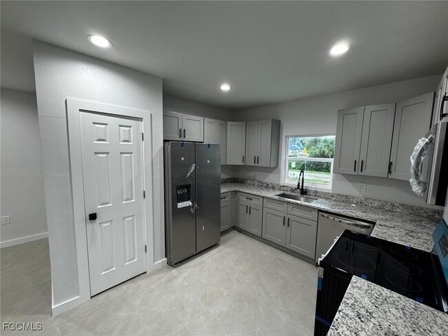 Building Photo - 27380 Sandrala Dr