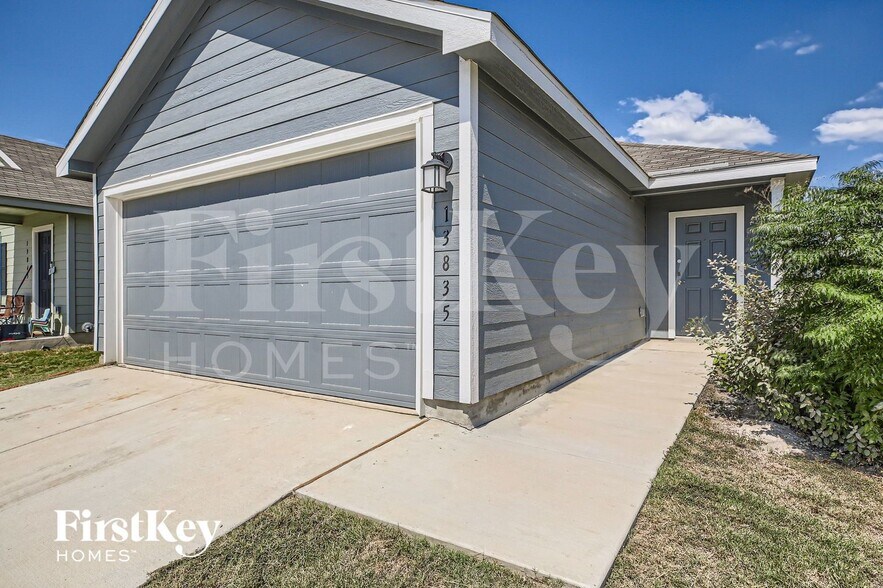 Building Photo - 13835 Llama Pl